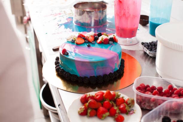 How Flavors and Colors Work Together in Cake Design